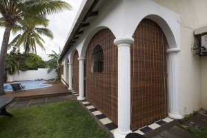 store mauricien teinte teck fenêtre demi-cercle