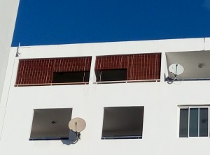 stores mauriciens en bois de méranti teinte teck sur une terrasse d'appartement a st denis réunion
