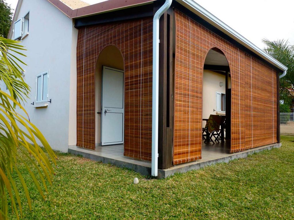Store sur mesure en pente teinte miel avec ouverture porte arrondi